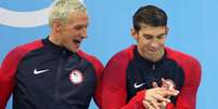 Ryan Lochte (&agrave; esquerda) com Michael Phelps: Um dos nadadores americanos mais conhecidos, ele foi impedido de deixar o Brasil, mas ordem veio ap&oacute;s sua partida  Foto: EFE