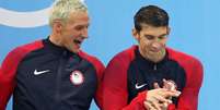 Ryan Lochte (à esquerda) com Michael Phelps: Um dos nadadores americanos mais conhecidos, ele foi impedido de deixar o Brasil, mas ordem veio após sua partida  Foto: EFE