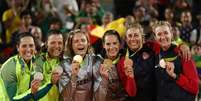 P&oacute;dio do v&ocirc;lei de praia feminino no Rio de Janeiro  Foto: Getty Images