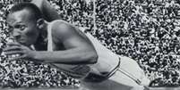 Jesse Owens, então com 23 anos, foi aos Jogos de Berlim 1936 não para bater um, mas quatro recordes olímpicos: 100 e 200 metros rasos, revezamento de 400 metros e salto em distância  Foto: Facebook / Reprodução