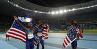 Michael Rodgers, Juston Gatlin e Tyson Gay comemoram a conquista do bronze, mas depois souberam que foram desclassificados(Foto: Adrian Dennis/AFP)  Foto: Lance!