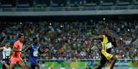 Bolt arranca para a vitória após receber o bastão  Foto: Getty Images