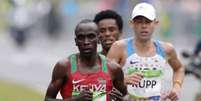 Kipchoge disparou nos últimos 10km e não conseguiu ser alcançado pelos adversários (Foto: AFP)  Foto: Lance!