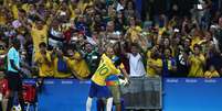 Neymar imita a comemora&ccedil;&atilde;o de Bolt na frente da torcida brasileira  Foto: Getty Images