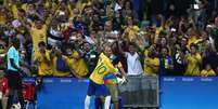 Neymar imita a comemoração de Bolt na frente da torcida brasileira  Foto: Getty Images