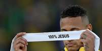 Neymar com a faixa no pódio olímpico após a conquista do ouro inédito  Foto: EFE
