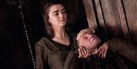 À esquerda, a atriz Maisie Williams como Arya Stark em Game of Thrones  Foto: AdoroCinema / AdoroCinema
