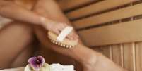 Escovar a pele ajuda a retirar as camadas mortas  Foto: gpointstudio/Shutterstock
