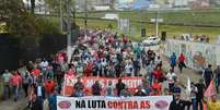 Após várias manifestações em defesa do emprego, os trabalhadores da Mercedes-Benz assinaram o acordo que garante o PDV e evitará demissões  Foto: Agência Brasil