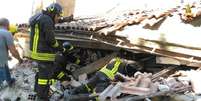Bombeiros de Amatrice buscam vítimas em escombros após terremoto  Foto: EFE