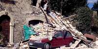 Carro é atingido por escombros após terremoto em Arquata del Tronto, na região central da Itália  Foto: EFE
