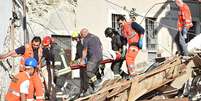 Ferido por terremoto é levado por equipe de socorro na Itália  Foto: Getty Images