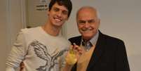 Rodrigo Caio exibe a medalha de ouro ao lado do presidente Leco (Foto: Ana Luiza Rosa/saopaulofc.net)  Foto: Lance!