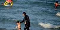 Mulher usa burquini em praia na França  Foto: Getty Images