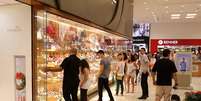 Movimentação para as compras de final de ano em um Shopping Center da zona norte da cidade de São Paulo, SP, na noite desta segunda-feira (22)  Foto: Edison Temoteo/Futura Press