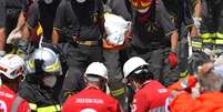 Equipe de resgate remove corpo de vítima de terremoto em Amatrice, na Itália  Foto: Getty Images