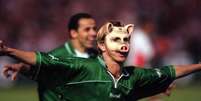 Paulo Nunes comemora usando máscara de porco na década de 1990  Foto: Reprodução / LANCE!