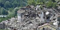 Escombros em torno de construções colapsadas em Pescara del Tronto, na Itália   Foto: Getty Images