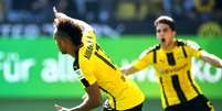 Aubameyang fez os dois gols do Borussia (Foto: PATRIK STOLLARZ / AFP)  Foto: Lance!