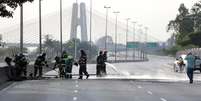 Bombeiros fazem limpeza da pista após integrantes do Movimento dos Trabalhadores Sem Teto (MTST) bloquearem a Marginal Tietê, próximo à ponte da Casa Verde, sentido Rodovia Ayrton Senna, em São Paulo (SP), em protesto contra o governo interino de Michel Temer e contra cortes em programas sociais na manhã desta terça-feira (30)  Foto: N.M/Futura Press