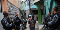 Policiais militares durante operação em comunidade do Rio de Janeiro  Foto: José Lucena/Futura Press