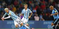 Messi sofreu marcação forte da defesa uruguaia e acabou deixando o campo com um incômodo na virilha  Foto: EFE