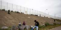 Cidade francesa abriga milhares de migrantes que esperam cruzar o Canal da Mancha.  Foto: Getty Images