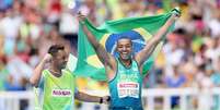 Ricardo Costa celebra com a bandeira do Brasil a conquista da medalha de ouro no Estádio Olímpico Nílton Santos, no Rio de Janeiro  Foto: Getty Images 