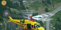 Aosta, Itália – Imagem de divulgação da equipe italiana de resgate nos alpes mostra helicóptero da corporação que trabalhou no resgate de pessoas presas em um teleférico do Mont Blanc  Foto: Agência Brasil