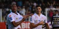 Vitor Bueno comemora com Rodrig&atilde;o o gol, de p&ecirc;nalti, que marcou pelo Santos na partida contra o Corinthians, na Vila Belmiro  Foto: Djalma Vass&atilde;o/Gazetapress