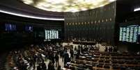 Sessão foi suspensa por uma hora para aguardar o quórum mínimo de 400 deputados  Foto: Agência Brasil