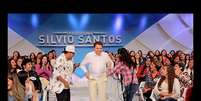 Silvio Santos tira a calça no palco de seu programa  Foto: Divulgação, Lourival Ribeiro / PurePeople