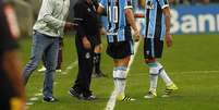 Roger passa orienta&ccedil;&otilde;es a seus jogadores durante a partida contra o Palmeiras, em Porto Alegre  Foto: Rodrigo Rodrigues/GFBPA