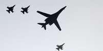 Bombardeiros norte-americanos sobrevoam o espaço aéreo da Coreia do Norte  Foto: EFE