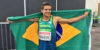 Edson Pinheiro comemora sua primeira medalha nos Jogos Paralímpicos com a bandeira brasileira  Foto: Twitter/Brasil 2016