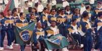 Luiz Cláudio (no centro e com a bandeira nacional no colo) participa do desfile dos atletas nos Jogos Paralímpicos de 1984  Foto: Agência Brasil / BBC News Brasil
