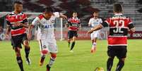 Aos 45, Santinha achou o gol da vitória em bola parada. (Foto:Pablo Kennedy)  Foto: Lance!