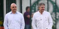 Maurício Galiotte, vice-presidente, e Nobre durante treino do Palmeiras na Academia (Foto: Cesar Greco)  Foto: Lance!