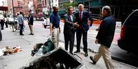 O Prefeito da cidade de Nova York Bill de Blasio, o governador do Estado de Nova York Andrew Cuomo e policiais ao lado de lixeira onde uma bomba explodiu no bairro de Chelsea.   Foto: EFE