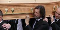 Jim Carey durante o funeral de sua ex-namorada Cathriona White  Foto: Getty Images