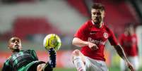 Sasha disputa lance na partida entre América-MG e Inter, pelo Campeonato Brasileiro  Foto: Ricardo Duarte/Internacional