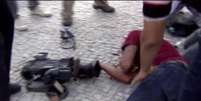 Cinegrafista da TV Bandeirantes é ferido em protesto contra aumento de passagem de ônibus  Foto: Agência Brasil