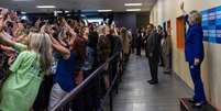 'Todos os que querem uma selfie, virem de costas agora', disse Clinton. E seu eleitores obedeceram  Foto: Cortesia de Barbara Kinney / Hillary for America