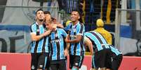 Jogadores comemorando o gol de Ramiro, o primeiro contra o Palmeiras(Foto: Ricardo Rímoli/Lancepress!)  Foto: Lance!