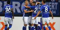 Jogadores do Schalke festejam um dos gols do time na vitória sobre o Red Bull Salszburg, pela Liga Europa PATRIK STOLLARZ / AFP  Foto: Lance!