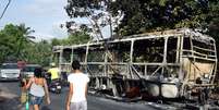 Criminosos realizaram uma série de ataques a ônibus do transporte coletivo de São Luís na madrugada de sexta-feira  Foto: Honório Moreira/Futura Press