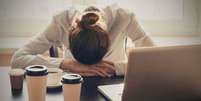 Estresse e falta de sono causados pelo excesso de trabalho podem aumentar chances de doenças crônicas  Foto: iStock
