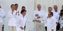 Presidente da Colômbia e líder das Farc assinaram o acordo de paz na última segunda-feira, dia 26  Foto: Agência Brasil