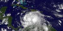 Foto de satélite mostra o olho do furacão Matthew se aproximando do continente  Foto: EFE