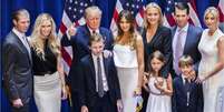 Trump e sua atual mulher, Melina, posam com filhos e enteados durante a campanha  Foto: Getty Images